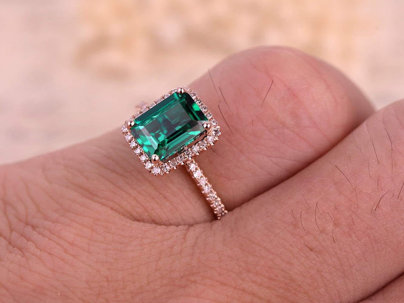 Bague de fiançailles en or rose 14 carats avec émeraude de 6 x 8 mm, pierre de naissance de mai, sertie d'un halo d'émeraude et de griffes boules.