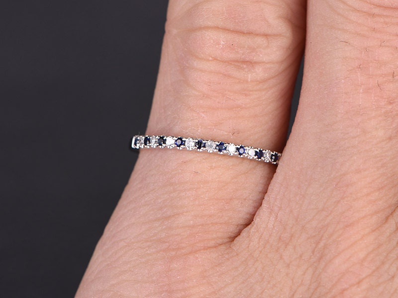 Alliance saphir demi-éternité, bague de fiançailles saphir, alliance pavée saphirs et diamants, alliance diamants en or blanc 14 carats