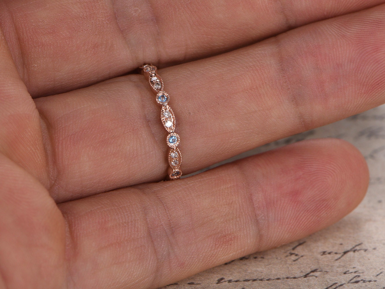 Alliance en topaze bleue, or 14 carats, ornée d'un motif marquise. Idéale pour la Saint-Valentin.