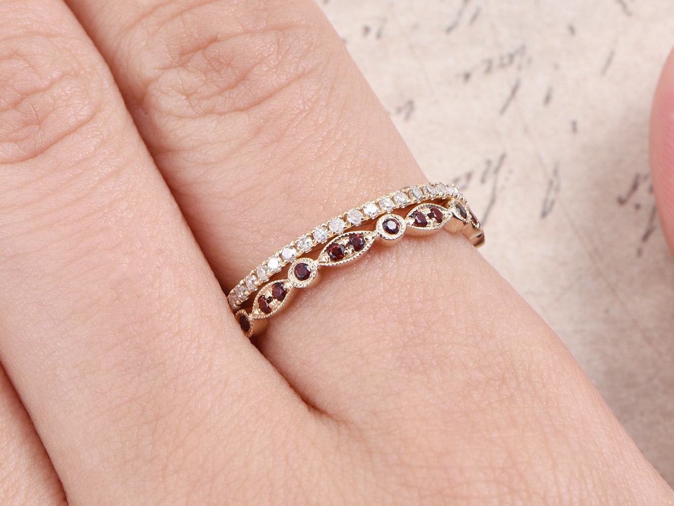 Ensemble d'alliances en or jaune 14 carats avec diamants, bague de fiançailles, alliances empilables, bague grenat, ensemble de 2 alliances éternité, bague d'anniversaire pour femme