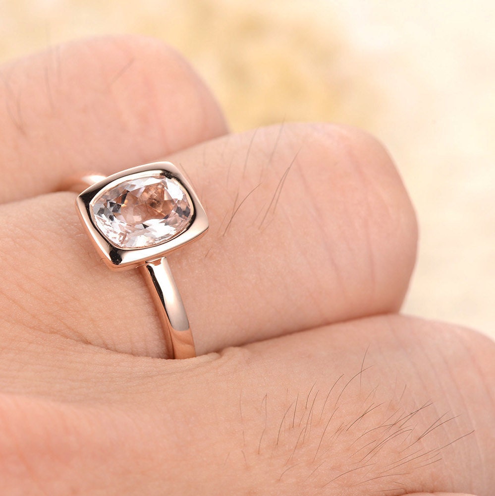Bague de fiançailles sertie clos en or rose 14 carats, ornée d'une morganite taille coussin. Bague simple sertie clos. Cadeau d'anniversaire unique pour elle.