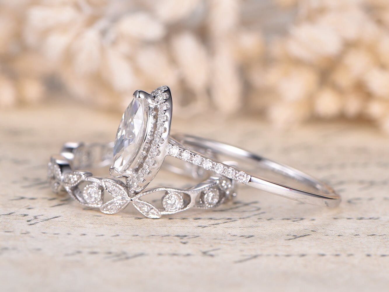 Bague de fiançailles en or blanc 14 carats massif, sertie d'une moissanite taille marquise de 4 x 8 mm. Ensemble de 2 bagues de fiançailles en or blanc 14 carats massif.
