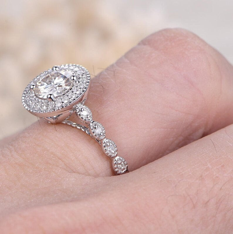 Bague de fiançailles en or blanc 14 carats, sertie d'une moissanite de 6,5 mm. Style vintage Art déco. Alliance en diamants. Bague de mariage ancienne. Bague d'anniversaire.