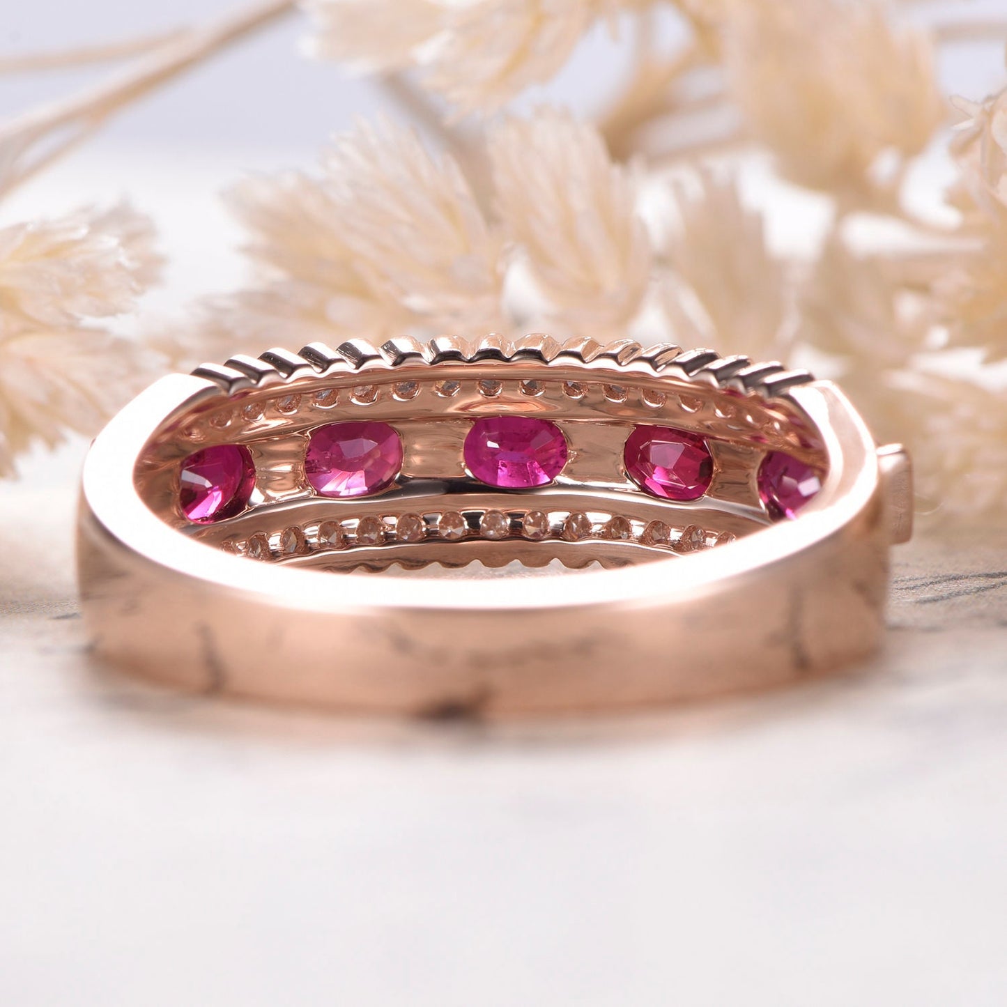 Bague de fiançailles en or rose 14 carats, sertie d'un rubis ovale rouge de synthèse de 3 x 4 mm, serti de diamants et ornée d'un diamant. Bague de mariage à 3 rangs.