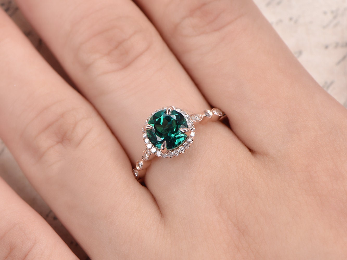 Изумрудное обручальное кольцо, кольцо с изумрудом из розового золота 14K, кольцо с изумрудом (камень мая), кольцо с бриллиантовым ореолом из изумрудов, кольцо с бриллиантовой огранкой «маркиз», ширина кольца 7 мм, кольцо с изумрудом и бриллиантами.
