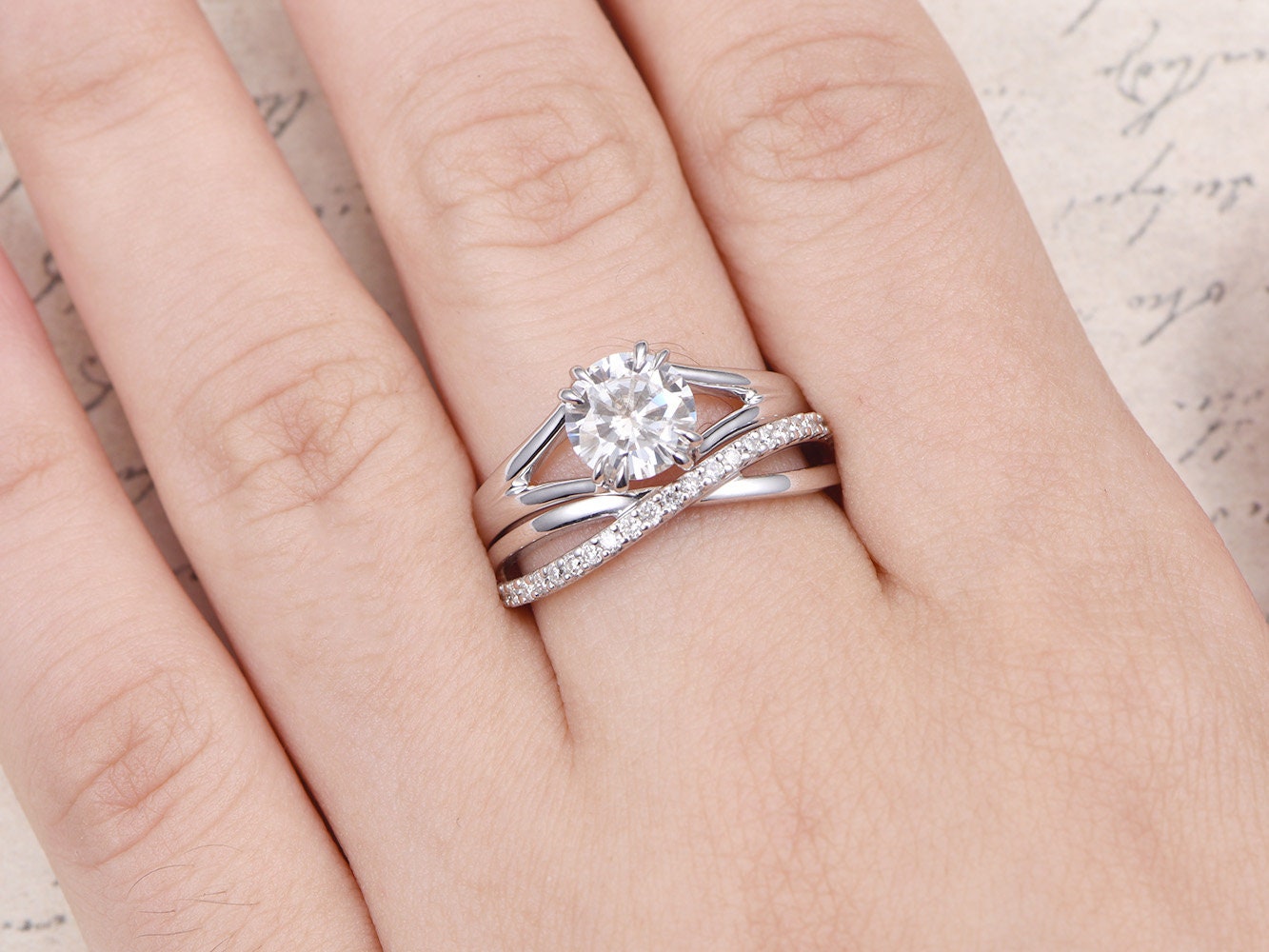 7mm-round-cut-moissanite-engagement-ring-set-2pcs-14k-white-gold-plain-band-split-shank-diamond-twist-band