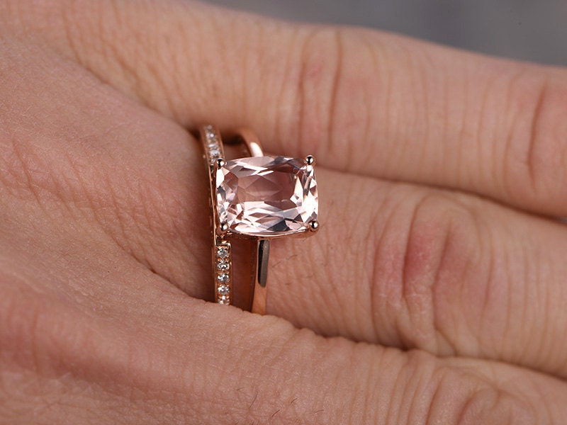 Ensemble de bagues : morganite taille coussin 7x9 mm, bague de fiançailles taille émeraude et alliance en diamants, or rose 14 carats.