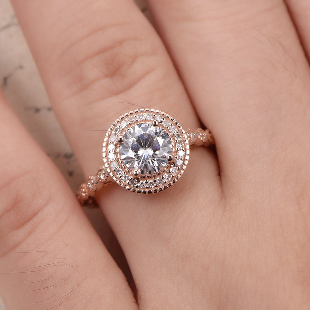 Bague de fiançailles vintage en moissanite VVS, alliance sertie de diamants et sertie d'un halo, en or rose massif 14 carats. Bague soleil ornée d'une moissanite ronde de 6,5 mm.