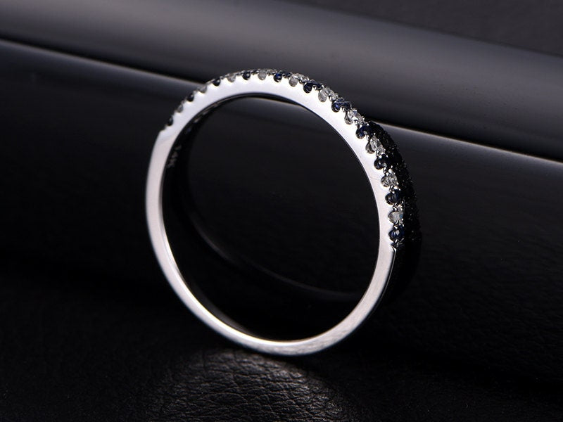 Alliance saphir demi-éternité, bague de fiançailles saphir, alliance pavée saphirs et diamants, alliance diamants en or blanc 14 carats