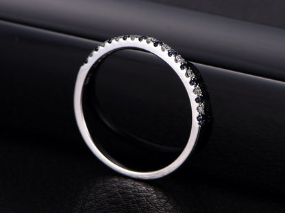 Alliance saphir demi-éternité, bague de fiançailles saphir, alliance pavée saphirs et diamants, alliance diamants en or blanc 14 carats