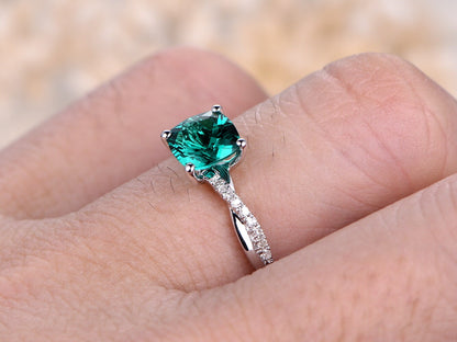 Bague de fiançailles en or blanc 14 carats, émeraude de 7 mm, taille coussin, sertie de diamants, alliance pavée de diamants, anneau à bords torsadés.