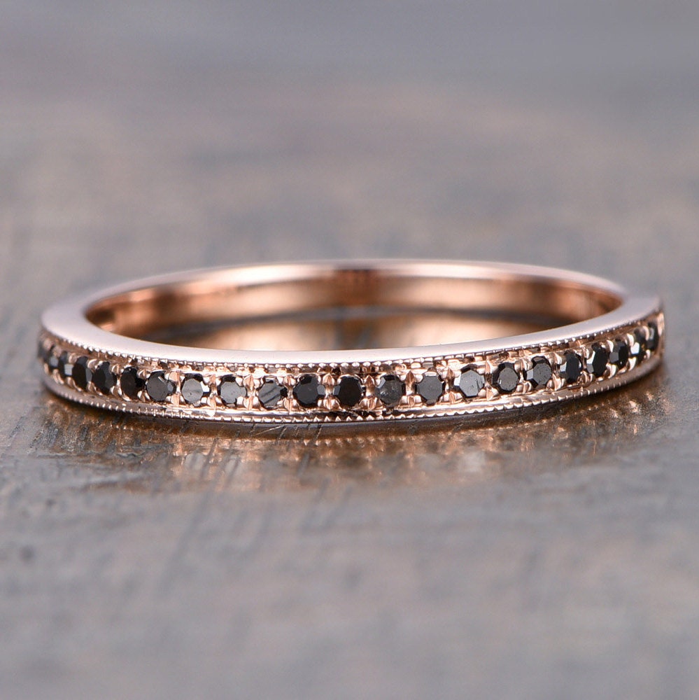 Alliance en or rose 14 carats, sertie de diamants noirs taille ronde, de pureté SI/H, sertie pavée et ornée d'un pavage milgrain. Idéale pour la Saint-Valentin.