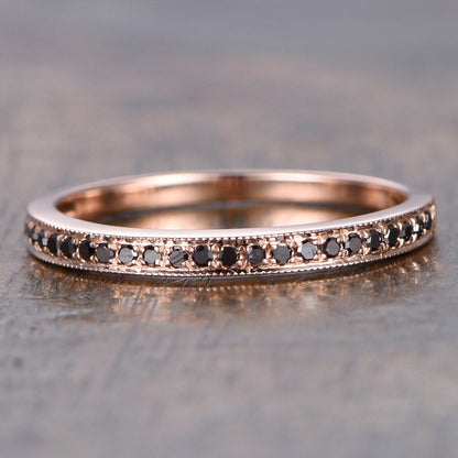 Alliance en or rose 14 carats, sertie de diamants noirs taille ronde, de pureté SI/H, sertie pavée et ornée d'un pavage milgrain. Idéale pour la Saint-Valentin.