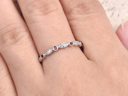 Alliance en or blanc 14 carats, sertie de diamants et de grenats, style Art déco, sertie de perles et de pierres marquise.