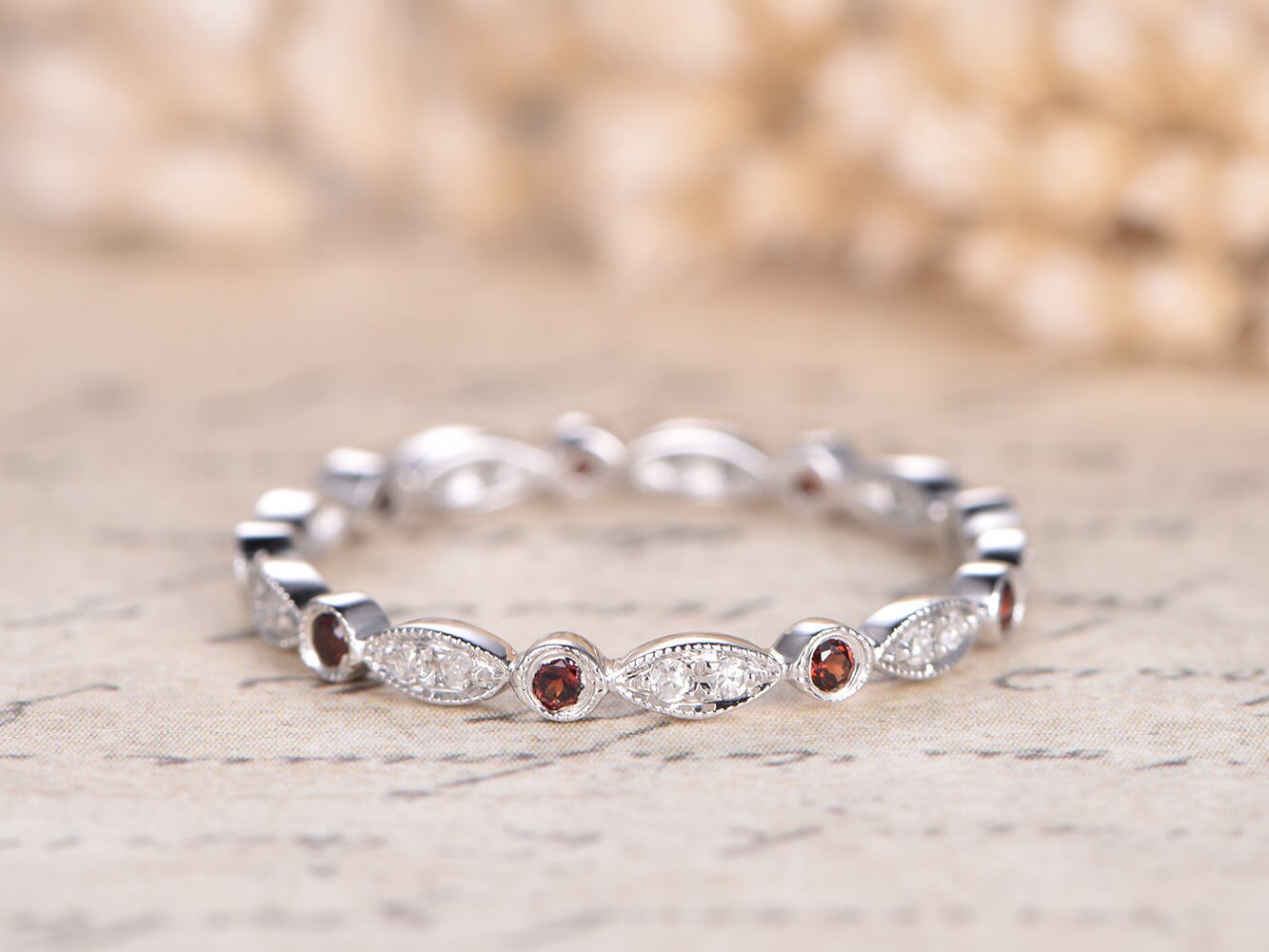 Alliance en or blanc 14 carats, sertie de diamants et de grenats, style Art déco, sertie de perles et de pierres marquise.