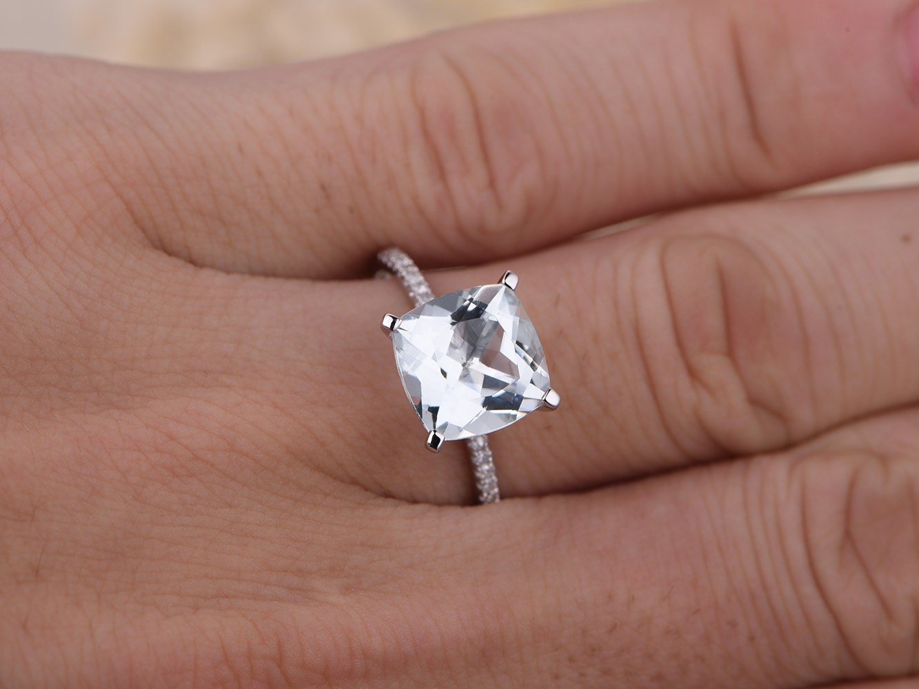 Bague en or blanc 14 carats avec aigue-marine taille coussin de 8 mm, bague de fiançailles en aigue-marine, pierre de naissance de mars, sertie de diamants, anneau pavé de diamants, pierre précieuse bleue