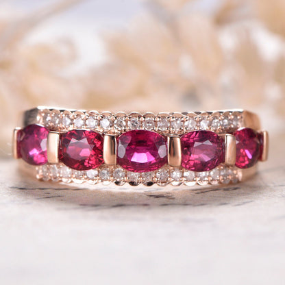 Bague de fiançailles en or rose 14 carats, sertie d'un rubis ovale rouge de synthèse de 3 x 4 mm, serti de diamants et ornée d'un diamant. Bague de mariage à 3 rangs.