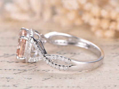 Bague de fiançailles en morganite naturelle, sertie d'un diamant rose taille coussin et sertie d'un halo de diamants naturels. Bijou éthique de la marque SplitShank, créé sur mesure.