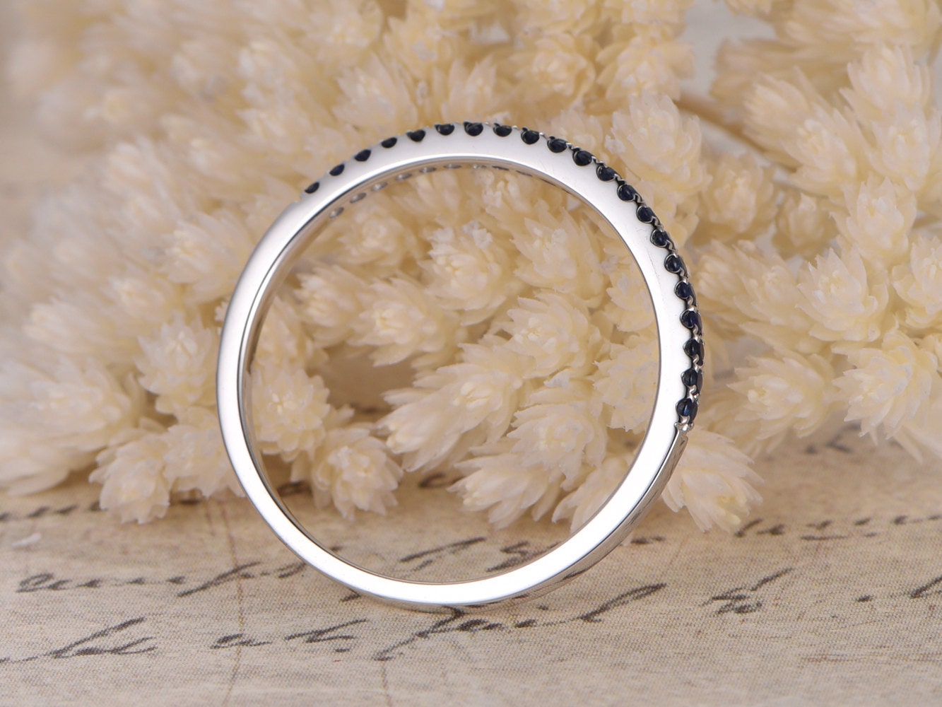 Alliance saphir demi-éternité, bague de fiançailles saphir, alliance pavée saphir, alliance fine en or blanc 14 carats, bague empilable
