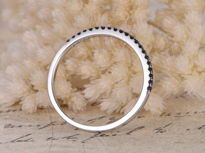 Alliance saphir demi-éternité, bague de fiançailles saphir, alliance pavée saphir, alliance fine en or blanc 14 carats, bague empilable