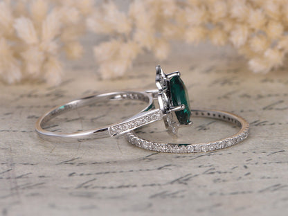 Bague de fiançailles en or blanc 14 carats, ornée d'une émeraude taille coussin et d'une alliance sertie de diamants.