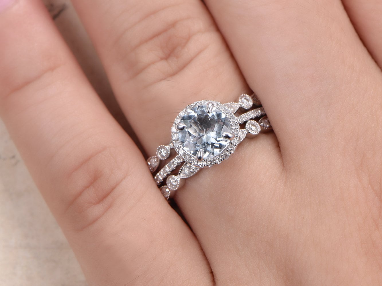 Ensemble de bague de fiançailles en aigue-marine, alliance en or blanc 14 carats avec diamants et halo, bague solitaire en aigue-marine 7 mm, ensemble de bagues de mariée décoratives (3 pièces).