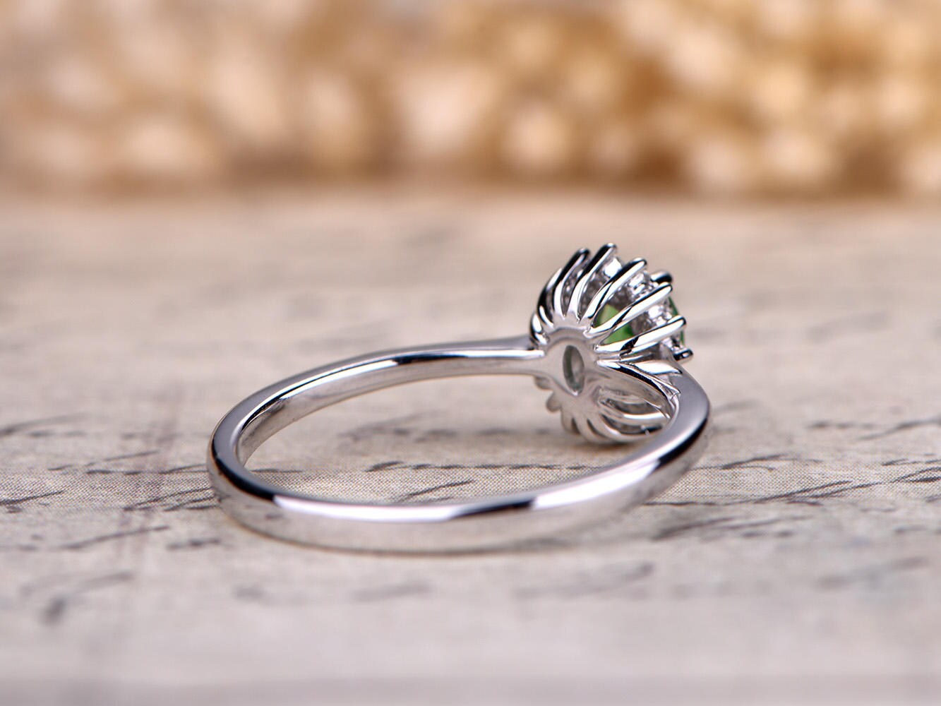 Bague en or blanc 14 carats sertie d'un diamant tsavorite ovale naturel et d'un grenat vert.