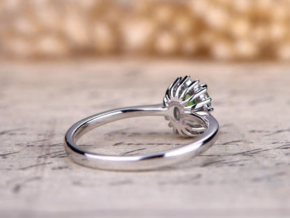 Bague en or blanc 14 carats sertie d'un diamant tsavorite ovale naturel et d'un grenat vert.
