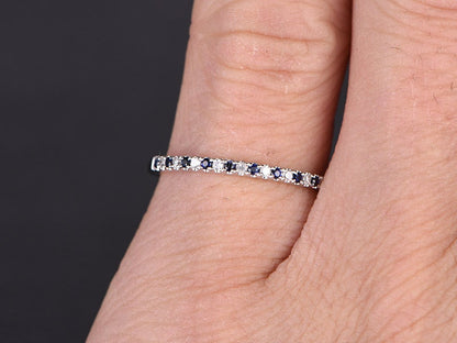 Alliance saphir demi-éternité, bague de fiançailles saphir, alliance pavée saphirs et diamants, alliance diamants en or blanc 14 carats