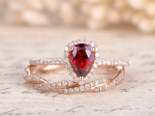 Bague de fiançailles et alliance en or rose 14 carats serties d'un grenat rouge naturel VS de 1 carat, d'un grenat poire de 5 x 7 mm et d'un diamant décoratif. Anneau fendu orné d'un diamant.