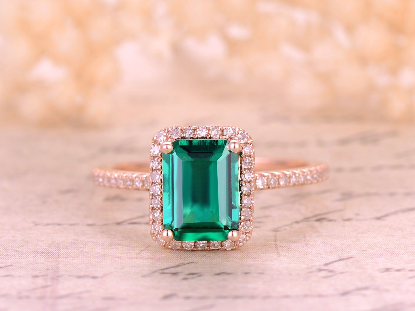 Bague de fiançailles en or rose 14 carats avec émeraude de 6 x 8 mm, pierre de naissance de mai, sertie d'un halo d'émeraude et de griffes boules.