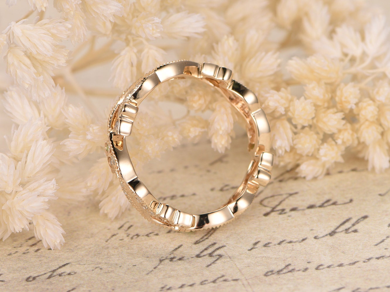 Bague Valentine Tsavorites, Alliance ancienne en or jaune 14 carats sertie de diamants et de tsavorites, motif tourbillon et milgrain, style Art nouveau.