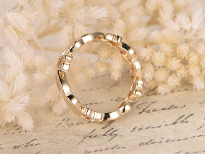 Bague Valentine Tsavorites, Alliance ancienne en or jaune 14 carats sertie de diamants et de tsavorites, motif tourbillon et milgrain, style Art nouveau.