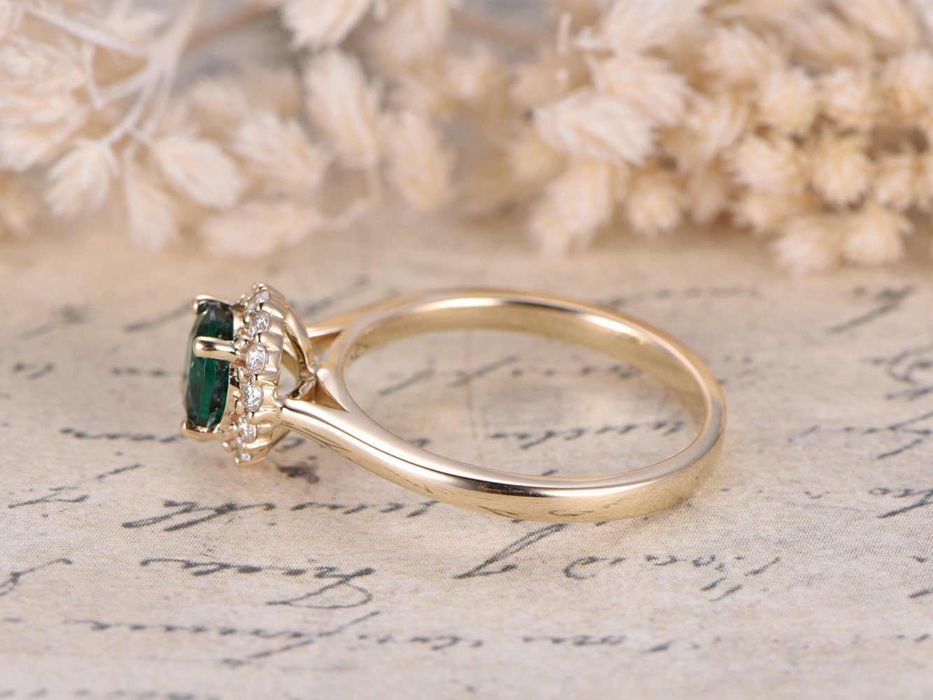 Bague de fiançailles/alliance en or jaune 14 carats avec émeraude traitée en laboratoire, pierre de naissance de mai, émeraude de 6 mm, bague de mariée sertie d'un halo de diamants de 1,5 mm.