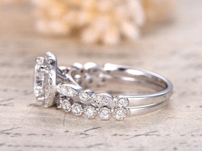 Ensemble de bagues en moissanite et diamants (2 pièces) en or blanc 14 carats. Bague de fiançailles en moissanite ronde de 6,5 mm et alliance en diamants pour femme.