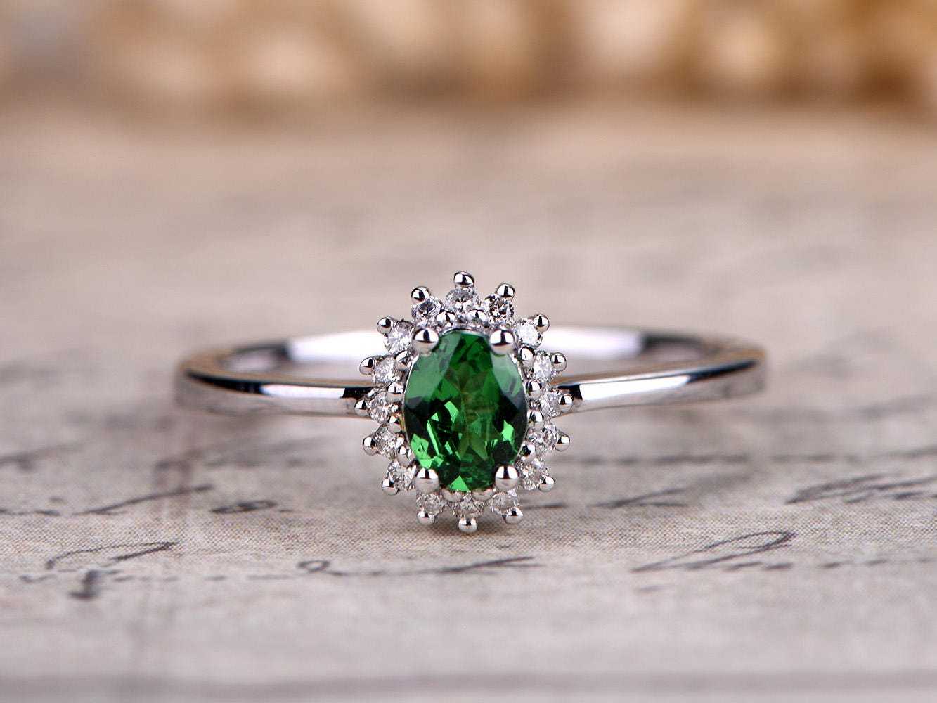Bague en or blanc 14 carats sertie d'un diamant tsavorite ovale naturel et d'un grenat vert.