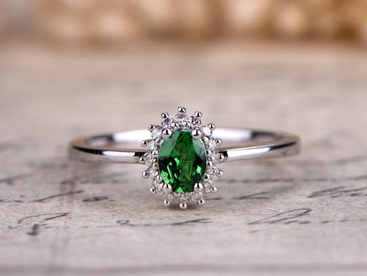 Bague en or blanc 14 carats sertie d'un diamant tsavorite ovale naturel et d'un grenat vert.