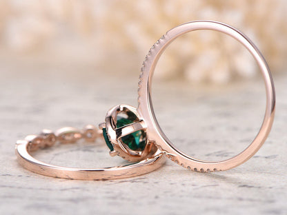 Ensemble de bagues de fiançailles en or rose 14 carats avec émeraude ovale 7x9 mm, sertie de diamants et sertie de diamants.