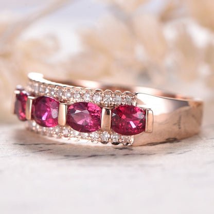 Bague de fiançailles en or rose 14 carats, sertie d'un rubis ovale rouge de synthèse de 3 x 4 mm, serti de diamants et ornée d'un diamant. Bague de mariage à 3 rangs.
