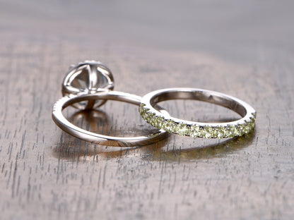 Ensemble de 2 bagues de fiançailles et alliances : aigue-marine taille ronde 7 mm, péridot, demi-alliance, or blanc 14 carats.