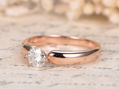 Bague de fiançailles solitaire en moissanite ronde, alliance simple en or rose, bague de promesse pour femme, bague délicate