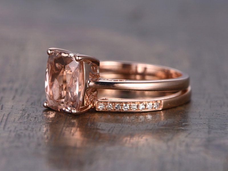 Ensemble de bagues : morganite taille coussin 7x9 mm, bague de fiançailles taille émeraude et alliance en diamants, or rose 14 carats.
