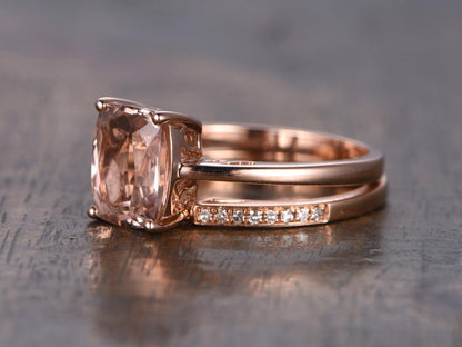 Ensemble de bagues : morganite taille coussin 7x9 mm, bague de fiançailles taille émeraude et alliance en diamants, or rose 14 carats.