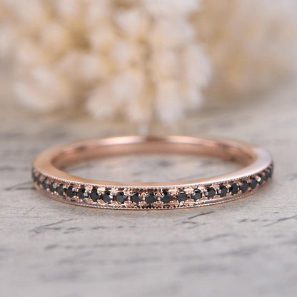 Alliance en or rose 14 carats, sertie de diamants noirs taille ronde, de pureté SI/H, sertie pavée et ornée d'un pavage milgrain. Idéale pour la Saint-Valentin.