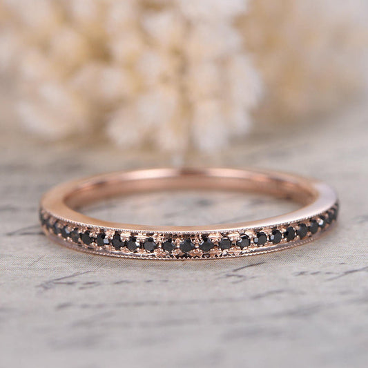 Alliance en or rose 14 carats, sertie de diamants noirs taille ronde, de pureté SI/H, sertie pavée et ornée d'un pavage milgrain. Idéale pour la Saint-Valentin.