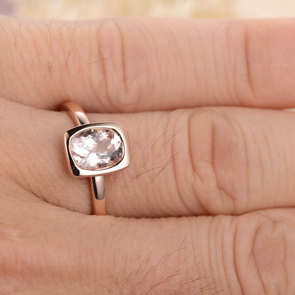 Bague de fiançailles sertie clos en or rose 14 carats, ornée d'une morganite taille coussin. Bague simple sertie clos. Cadeau d'anniversaire unique pour elle.