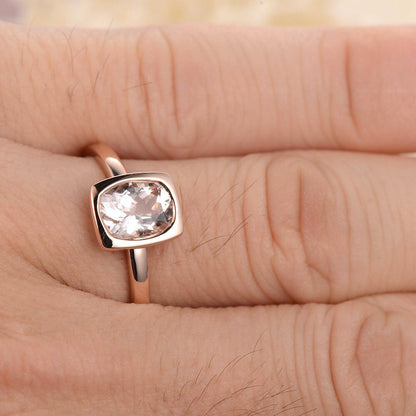Bague de fiançailles sertie clos en or rose 14 carats, ornée d'une morganite taille coussin. Bague simple sertie clos. Cadeau d'anniversaire unique pour elle.