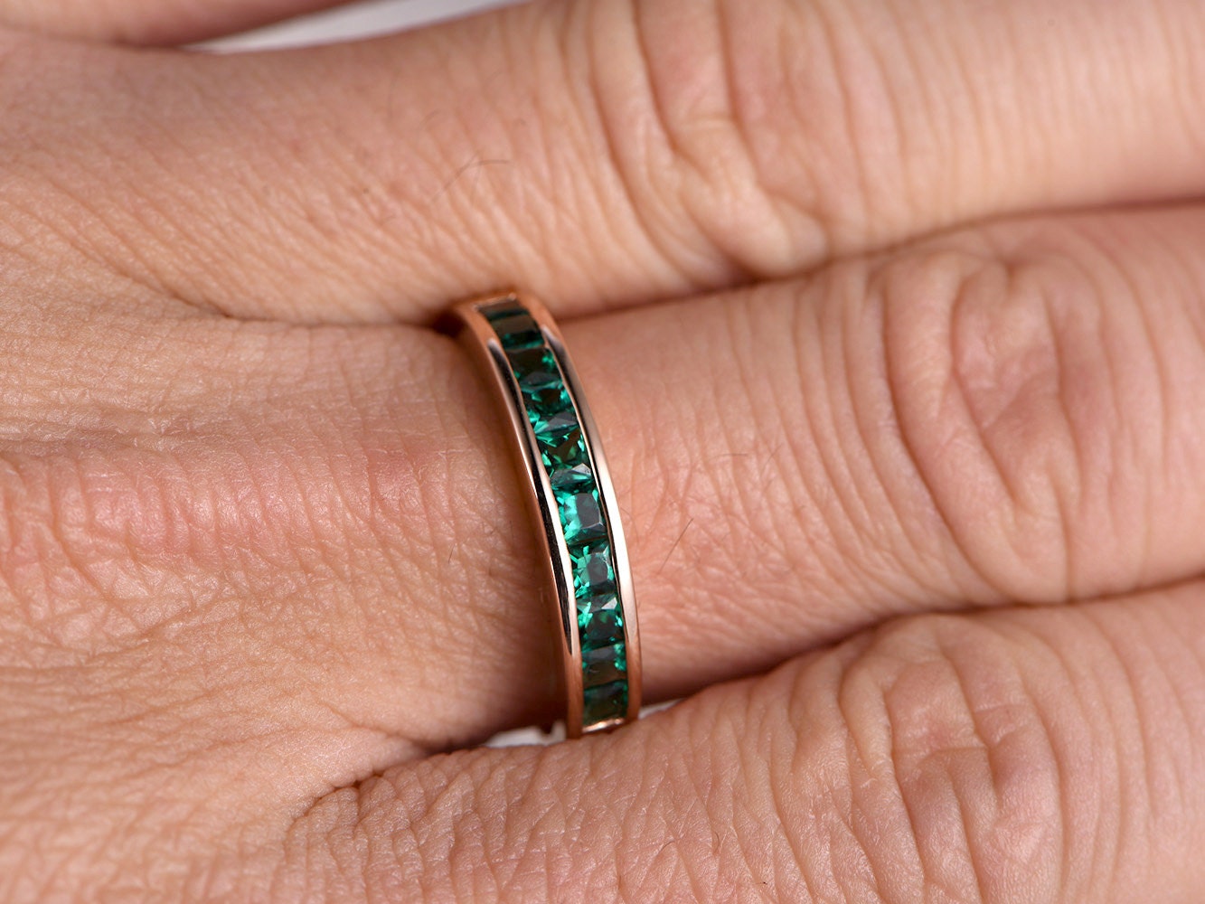 Bague de fiançailles émeraude taille princesse en or rose 14 carats, bague émeraude pierre de naissance de mai, bague de fiançailles émeraude sertie Chanel, alliance