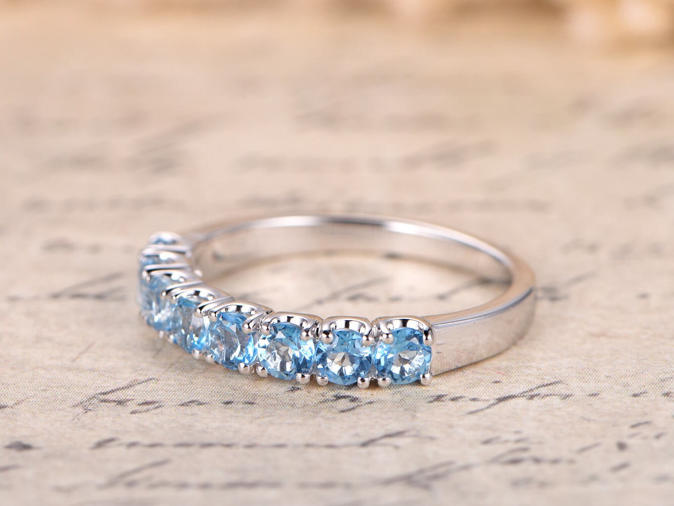 Bague en topaze bleue suisse, alliance en or blanc 14 carats, demi-alliance, bague de fiançailles en topaze, bague empilable, bague pavée de topazes, alliance en topaze
