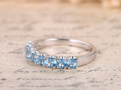 Bague en topaze bleue suisse, alliance en or blanc 14 carats, demi-alliance, bague de fiançailles en topaze, bague empilable, bague pavée de topazes, alliance en topaze